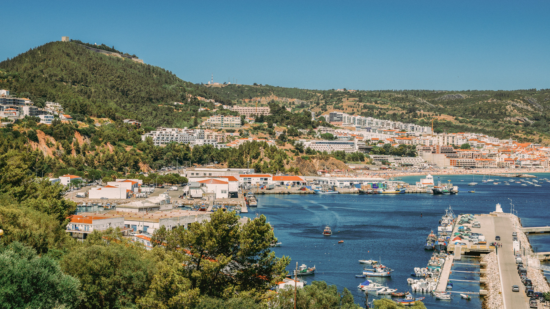 Coastline in Sesimbra.jpg